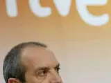 El presidente de la Corporación RTVE, Luis Fernández, durante la rueda de prensa que ofreció hoy en Madrid.