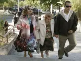 La madre de Carlos Palomino, María Victoria Muñoz (izquierda), junto a otros familiares, a su llegada a la Audiencia Provincial de Madrid.