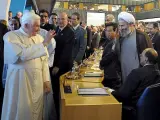 El Papa Benedicto XVI saluda a uno de los delegados de la cumbre de la FAO en Roma.