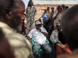 EL NEGOCIADOR QUE CONSIGUIÓ LA LIBERACIÓN DEL 'ALAKRANA'. Se llama Mohamed Aden y fue clave en la negociación. Está en el centro de la foto, y de la negociación con España sobre la suerte de los dos detenidos aquí. Es el jefe de uno de los cuatro clanes somalíes que intervinieron en el secuestro.