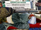 La activista saharaui Aminatu Haidar, que permanece en el aeropuerto de Lanzarote en huelga de hambre tras ser expulsada por Marruecos.