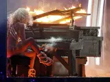 Lady Gaga quema su piano como broche final de su actuación.