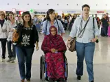 Aminatu Haidar, trasladada en silla de ruedas por el aeropuerto de Lanzarote, donde mantiene su huelga de hambre.