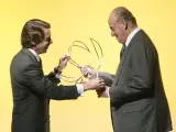El ex presidente del Gobierno y presidente de FAES, José María Aznar (i), entrega al Rey el I Premio FAES de la Libertad.