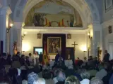 El obispo de Alcalá de Henares durante la misa que ofició este domingo en Paracuellos del Jarama junto a la bandera franquista.