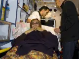 Aminatu Haidar saluda desde la ambulancia que la conducía al avión medicalizado que finalmente no partió hacia Marruecos.