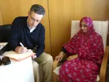 El doctor Domingo Guzmán Pérez Hernández atiende a la activista saharaui Aminatu Haidar que se encuentra en huelga de hambre en el aeropuerto de Lanzarote.