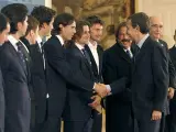 El presidente del Gobierno, José Luis Rodríguez Zapatero, saluda a Rafa Nadal durante la recepción al equipo español de Copa Davis en el Palacio de la Moncloa.