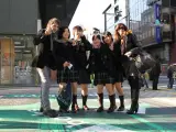 Los actores de El internado posan junto a un grupo de niñas japonesas.