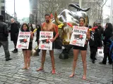 Activistas antitaurinos españoles se manifiestan semidesnudos en Wall Street.