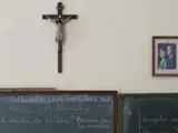 Crucifijo en una de las aulas del Colegio Público Macías Picabea, en Valladolid.