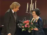 Susan Boyle recibe un ramos de flores tras una actuación en un programa de televisión alemán.