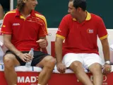 El tenista español, Feliciano López (i), conversa con su capitán, Albert Costa (d), durante el quinto partido de la semifinal de la Copa Davis.