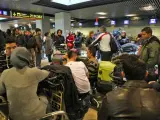 Viajeros afectados por el cierre de Air Comet esperan en el aeropuerto de Barajas (Madrid).