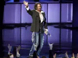 Johnny Depp sube al escenario para recoger su premio en la gala de los People's Choice Awards.