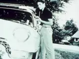 Elvis Presley, junto a su Lincoln Continental de 1956.