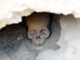 Restos de un esqueleto humano en una de las tumbas recién descubiertas.