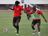 Fotografía de archivo de Emmanuel Adebayor entrenando junto a su compañero Serge Akakpo.