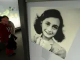 Imagen de la casa museo de en Bergen-Belsen (Alemania) que muestra una foto de Ana Frank.