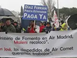 Los trabajadores de Air Comet, durante la concentración realizada este martes ante la sede del Ministerio de Fomento, en Madrid.