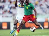 Bruno Ecuele Manga (i) de Gabón lucha por el balón con Somen Tchoyi (d) de Camerún durante su partido de fútbol del Grupo D.