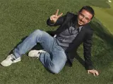 Jordi Évole, alias 'El Follonero', posando en un campo de golf.