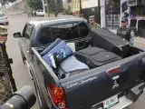 Soldados hondureños permiten el acceso a un vehículo con el equipaje de la familia de Manuel Zelaya a la embajada de Brasil en Tegucigalpa.