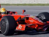 El italiano Valentino Rossi, a los mandos de un Ferrari en Montmeló.