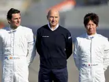 Los pilotos del equipo BMW-Sauber, Pedro Martínez de la Rosa (i) y Kamui Kobayashi (d), posan junto al propietario de la escudería Peter Sauber.