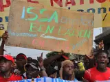 Miles de aficionados togoleses se manifiestan contra la Confederación Africana de Fútbol (CAF) y su presidente, Issa Hayatou, por las calles de Lome (Togo).