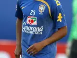 El jugador de la selección brasileña de fútbol Robinho juega con un balón