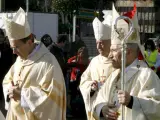 Rouco Varela acompañado de otros prelados este domingo a su llegada a la Plaza de Lima, donde ha tenido lugar la homilía.