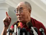 El líder espiritual tibetano, el Dalai Lama, realiza unas declaraciones ante la prensa.