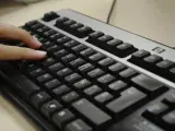 Un internauta utilizando el teclado del ordenador.