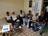 Varios opositores en La Habana el pasado 24 de febrero, en la casa donde se abrió un libro de condolencias por la muerte de Orlando Zapata Tamayo.