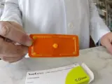 Un farmacéutico muestra la píldora postcoital.