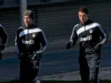El sevillano del Real Madrid Sergio Ramos (2i) realiza una sesión de entrenamiento junto a Xabi Alonso (i), Cristiano Ronaldo (d) y Albiol (2d).