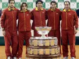 El selecionador de España de la Copa Davis, Albert Costa (d), junto a sus jugadores.
