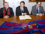 El presidente y el vicepresidente del FC Barcelona, Joan Laporta (c) y Alfons Godall (i), respectivamente, y el alcalde de Vic, Josep Maria Vila d'Abadal.