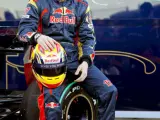 El piloto español de Toro Rosso, Jaime Alguersuari, posa junto a su monoplaza durante unos entrenamientos.