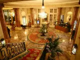 Entrada o lobby del hotel Ritz, con la lámpara de araña en el centro de la estancia.