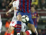 El delantero sueco del FC Barcelona, Zlatan Ibrahimovic, controla el balón ante el defensa de Osasuna, Josetxo.