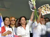 Gloria Estefan y su esposo Emilio sostienen fotografías de las Damas de Blanco de Cuba durantela marcha en favor de ese grupo en Miami.