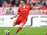El jugador del Bayern Múnich Franck Ribery anota un gol ante el Manchester United.