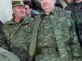 Radovan Karadzic, en el centro, junto a Ratko Mladic, dos de los acusados de la matanza.