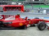 Fernando Alonso sale de boxes en la jornada de este sábado en Malasia.