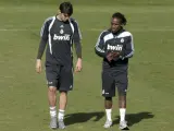 Los jugadores del Real Madrid, Kaká (i) y Royston Drenthe (d).