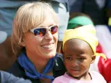 La ex tenista Martina Navratilova posa con una niña durante el taller de la Academia Laureus celebrado en 2006 en Johannesburgo.