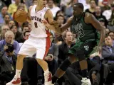 Kendrick Perkins (d) de los Celtics de Boston intenta bloquear a José Calderón (i) de los Raptors