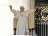 Benedicto XVI saluda a los fieles durante la tradicional audiencia de los miércoles en la Plaza de San Pedro.